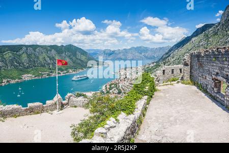 Un panorama multi-image de l'enchantement des mers dans la baie de Kotor vu en mai 2023 depuis le sommet de l'échelle de Kotor. Banque D'Images