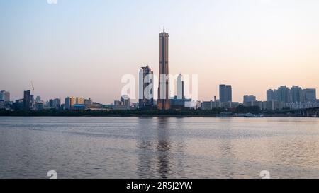 La rivière Han Hangang et le paysage urbain de Séoul en Corée du Sud au coucher du soleil le 16 mai 2023 Banque D'Images