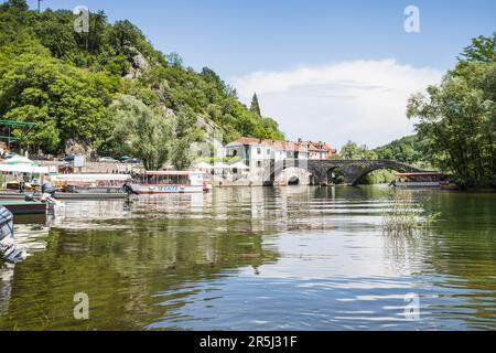 Pont Rijeka Crnojevica vu du village de Rijeka Crnojevica, le point de départ pour de nombreuses excursions en bateau sur le lac Skadar au Monténégro vu en mai Banque D'Images