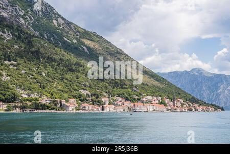 Le joli village de Perast niché au pied d'une montagne sauvage où il rencontre la baie de Kotor au Monténégro. Banque D'Images