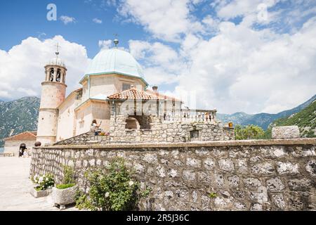 Notre Dame des rochers photographiée sur une île faite par un homme dans la baie de Kotor près de Perast étant explorée par les touristes en mai 2023. Banque D'Images