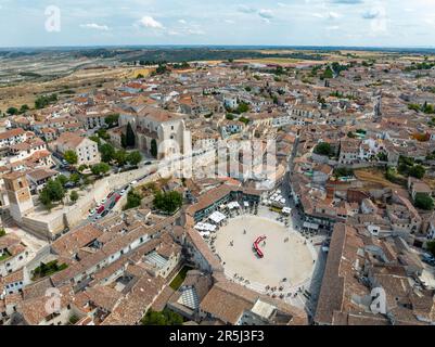 Panorama aérien de la place principale et de l'église notre-Dame de l'Assomption de Chinchon, province de Madrid. Catalogués comme de belles villes d'Espagne Banque D'Images