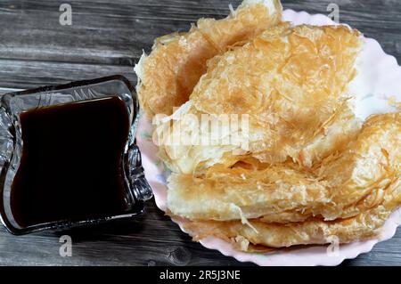 Meshaltet égyptien de feteer, couches sur des couches de pâte à pâtisserie avec des charges de ghee ou de beurre entre les deux avec de la mélasse, une substance visqueuse résultant fro Banque D'Images