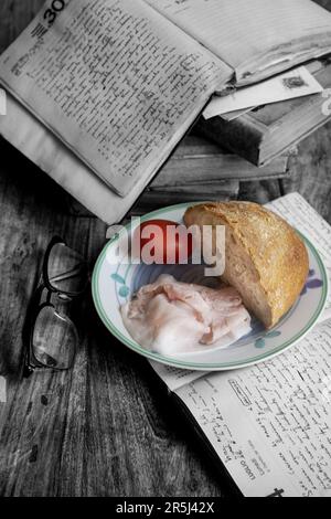 menu rapide avec pain et jambon cuit pendant les études. Couleur et noir et blanc Banque D'Images