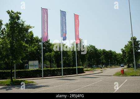 Roosendaal, pays-Bas - 28 mai 2023: Drapeaux de la ville de Roosendaal dans le nord-Brabant, pays-Bas.d Banque D'Images