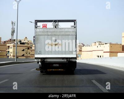 Le Caire, Egypte, 21 mai 2023: PALFINGER camion grand véhicule de BIM marché Egypte pour la logistique et la livraison des marchandises et des marchandises à l'hypermarché, le Banque D'Images