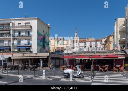 Sète, France. 27th mai 2023. Une matinée tranquille le long des quais avant l'arrivée des touristes. La ville autrefois classe ouvrière de Sète, avec ses chantiers navals et son industrie de la pêche, est en train d'être transformée en une destination touristique de premier plan. La gentrification est accélérée par la colonisation des travailleurs nomades et des artistes, qui font monter les prix de l'immobilier. Crédit : SOPA Images Limited/Alamy Live News Banque D'Images