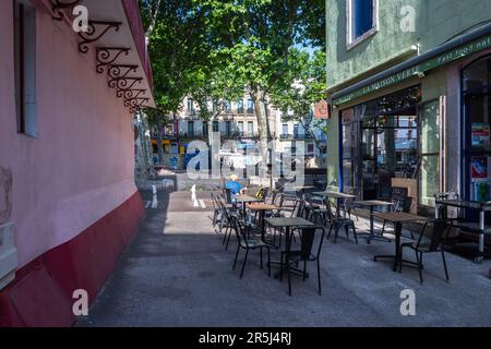 Sète, France. 27th mai 2023. Une terrasse dans la partie populaire du centre-ville. La ville autrefois classe ouvrière de Sète, avec ses chantiers navals et son industrie de la pêche, est en train d'être transformée en une destination touristique de premier plan. La gentrification est accélérée par la colonisation des travailleurs nomades et des artistes, qui font monter les prix de l'immobilier. Crédit : SOPA Images Limited/Alamy Live News Banque D'Images