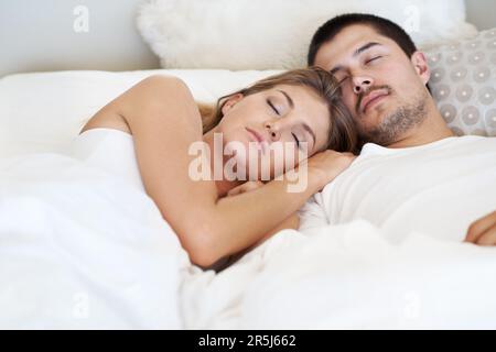 Rêver en paix. Jeune couple attrayant s'est endormi rapidement ensemble dans le lit. Banque D'Images