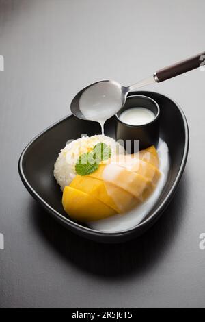 Khao Niao Mamuang (riz collant Mango), un dessert thaïlandais traditionnel. Banque D'Images