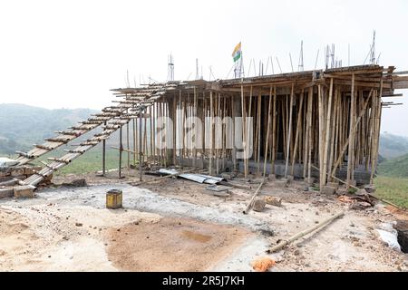 Construction de bâtiments utilisant des supports d'échafaudage en bambou, Cherrapunjee, Meghalaya, Inde Banque D'Images