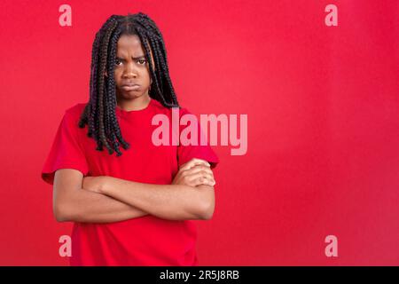 Femme africaine croisant les bras avec une expression en colère Banque D'Images