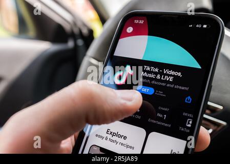 Novi Sad, Serbie - 24 mai 2023: Application TikTok pour iPhone sur l'Appstore d'Apple Banque D'Images