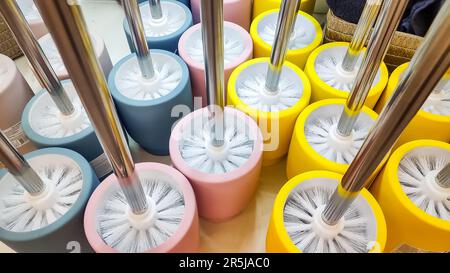 Différents types de brosse de toilette avec différentes tailles, forme et couleur sont debout dans le supermarché.nettoyage des toilettes Banque D'Images