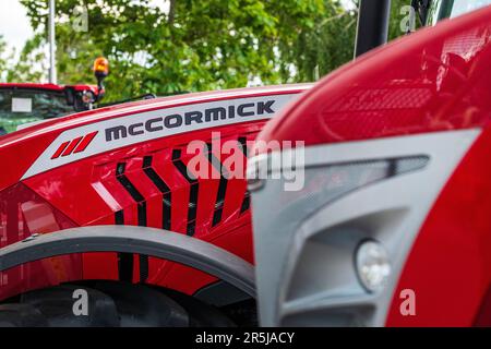 Novi Sad, Serbie - 25 mai 2023: Nouveau tracteur agricole moderne McCormick sur le salon agricole de Novi Sad Banque D'Images