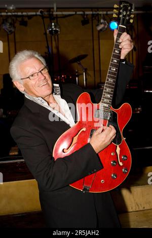 Le guitariste Gray Bartlett, MBE, qui célèbre ses 50 ans dans l'industrie du divertissement, lance sa tournée des 50th ans en Nouvelle-Zélande, SkyCity, Auckland Banque D'Images