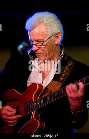 Le guitariste Gray Bartlett, MBE, qui célèbre ses 50 ans dans l'industrie du divertissement, lance sa tournée des 50th ans en Nouvelle-Zélande, SkyCity, Auckland Banque D'Images