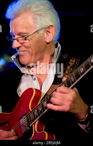 Le guitariste Gray Bartlett, MBE, qui célèbre ses 50 ans dans l'industrie du divertissement, lance sa tournée des 50th ans en Nouvelle-Zélande, SkyCity, Auckland Banque D'Images