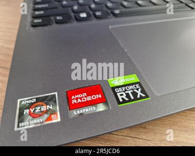 KONSKIE, Pologne - 28 mai 2023 : logo NVIDIA GeForce RTX affiché sur le clavier de l'ordinateur portable Banque D'Images