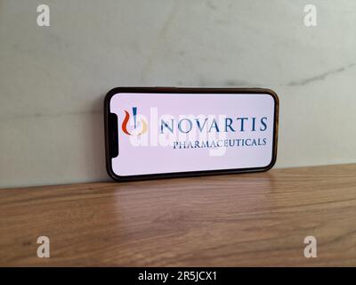 KONSKIE, Pologne - 28 mai 2023 : logo de la société pharmaceutique Novartis affiché sur l'écran du téléphone mobile Banque D'Images