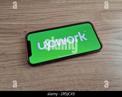 KONSKIE, Pologne - 28 mai 2023: Logo de la plate-forme de travail de l'entreprise affiché sur l'écran du téléphone mobile Banque D'Images