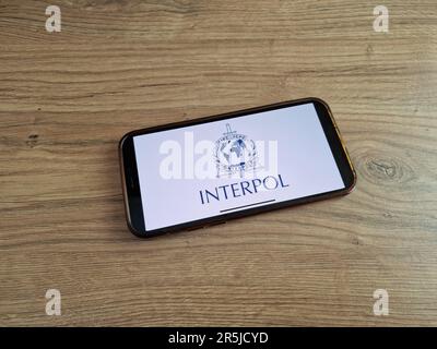 KONSKIE, Pologne - 28 mai 2023 : logo de l'organisation Interpol affiché sur l'écran du téléphone mobile Banque D'Images
