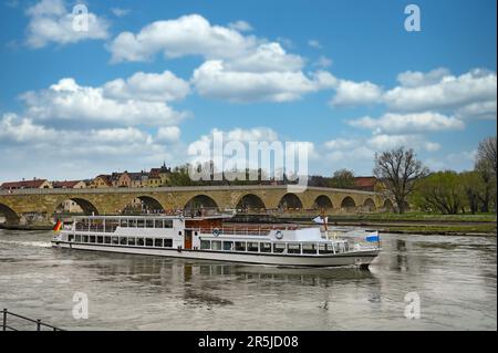 Un bateau touristique navigue sur le Danube Regensburg Allemagne Banque D'Images