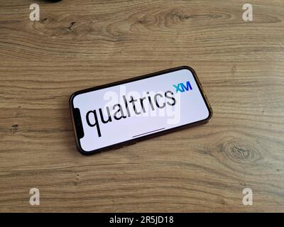 KONSKIE, Pologne - 28 mai 2023: Logo de la société Qualtrics affiché sur l'écran du téléphone mobile Banque D'Images