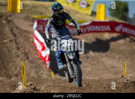 Sacramento, Californie, États-Unis. 03 juin 2023 Sacramento, Californie États-Unis Justin Cooper(32) entrant dans le tour 20 pendant le Championnat de Hangtown de course de motocross professionnel AMA 250 à Hangtown Sacramento, CA Thurman James/CSM crédit: CAL Sport Media/Alay Live News Banque D'Images