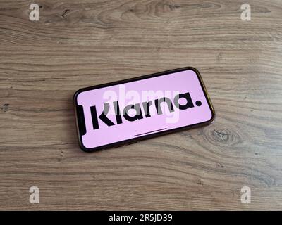 KONSKIE, Pologne - 28 mai 2023: Logo de la société Klarna fintech affiché sur l'écran du téléphone portable Banque D'Images
