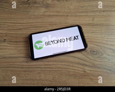 KONSKIE, Pologne - 28 mai 2023: Logo de la société Beyond Meat affiché sur l'écran du téléphone mobile Banque D'Images