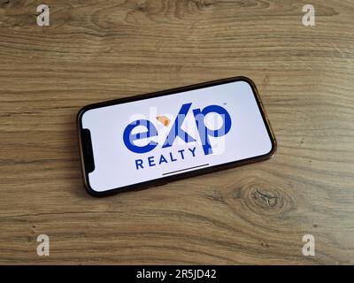 KONSKIE, Pologne - 28 mai 2023 : logo EXP Realty affiché sur l'écran du téléphone portable Banque D'Images