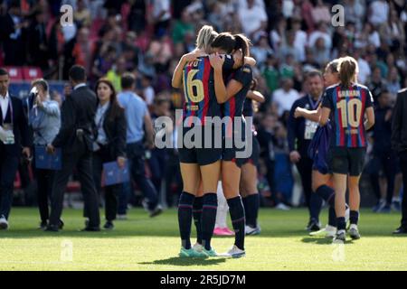 Eindhoven, pays-Bas, 3 juin 2023: Fridolina Rolfö ( 16 Barcelone ) Ingrid Syrstad Engen ( 23 Barcelone ) après le match de football final de la Ligue des champions des femmes de l'UEFA entre le FC Barcelone et le VFL Wolfsburg au stade Philips d'Eindhoven, pays-Bas. (Julia Kneissl / SPP) Banque D'Images