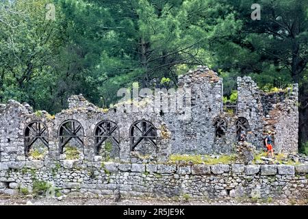 Visite des ruines d'Olympos, chemin Lycien, Parc national d'Olympos Beydagları, Turquie Banque D'Images