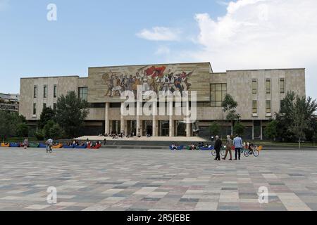 Le Musée national d'histoire de la place Skanderbeg est un musée historique de Tirana, en Albanie. Il a été ouvert le 28 octobre 1981 et mesure 27 000 mètres carrés, tandis que 18 000 mètres carrés sont disponibles pour les expositions. Au-dessus de l'entrée du musée se trouve une grande mosaïque murale intitulée les Albanais qui dépeint des personnages anciens ou modernes de l'histoire de l'Albanie. Le musée comprend les pavillons suivants : le Pavillon de l'Antiquité, du Moyen âge, de la Renaissance, de l'indépendance, de l'iconographie, Guerre antifasciste de libération nationale, terreur communiste et mère Teresa. Banque D'Images