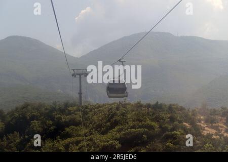 Dajti au-dessus du niveau de la mer, est une montagne et un parc national à la limite de Tirana, Albanie. Il est accessible par le câble appelé le téléphérique Dajti Ekspres. Banque D'Images