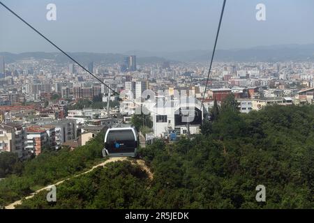 Dajti au-dessus du niveau de la mer, est une montagne et un parc national à la limite de Tirana, Albanie. Il est accessible par le câble appelé le téléphérique Dajti Ekspres. Banque D'Images