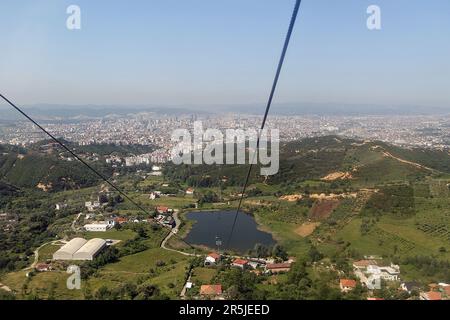 Dajti au-dessus du niveau de la mer, est une montagne et un parc national à la limite de Tirana, Albanie. Il est accessible par le câble appelé le téléphérique Dajti Ekspres. Banque D'Images