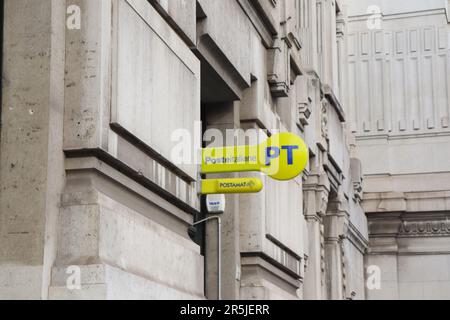 Poste Italiane est le fournisseur national de services postaux en Italie avec son logo de signe jaune vif et le lettrage bleu Banque D'Images