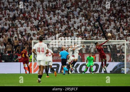 Chris Smamalling d'AS Roma vu en action lors du match final de l'UEFA Europa League 2022/23 entre le FC Séville et AS Roma à l'arène de Puskas. Score final; Séville 1:1 COMME Roma (pénalités 4:1). Banque D'Images