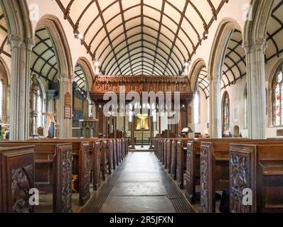 Intérieur de l'église Sainte-Marie-de-la-Madeleine à Launceston, en regardant vers le centre de la Nave. La plupart de l'intérieur est victorien. Le magnifique écran de Chancel Banque D'Images