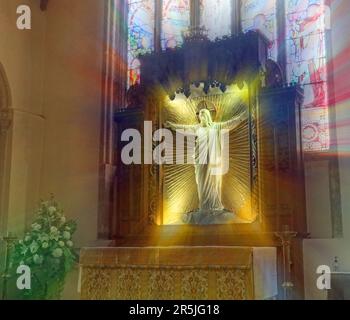 À l'intérieur de la belle église Sainte-Marie-Madeleine, à Launceston Cornwall. Le reredos, copié à partir d'une photo de FRA Angelico, est sculpté à partir d'un piec unique Banque D'Images