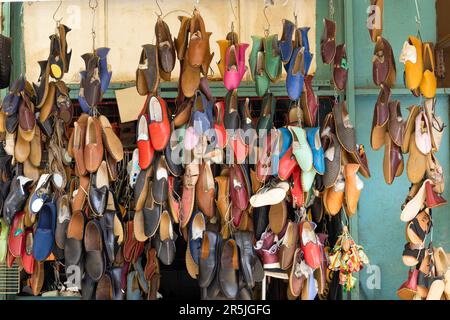 Chaussures traditionnelles turques en cuir artisanal colorées sur un marché de Gaziantep, Turquie Banque D'Images