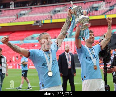 Kalvin Phillips de Manchester City et John Stones de Manchester City avec FA Cup Trophy lors de la finale de la coupe FA Emirates entre Manchester City Banque D'Images