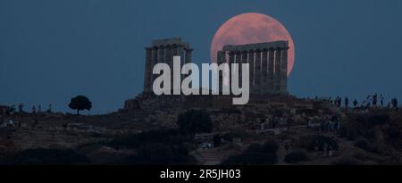 Sounion, Grèce. 3rd juin 2023. La pleine lune s'élève au-dessus de l'ancien temple de Poséidon au cap Sounion, à Sounion, en Grèce, sur 3 juin 2023. Crédit: Marios Lolos/Xinhua/Alamy Live News Banque D'Images