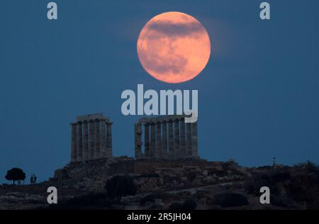 Sounion, Grèce. 3rd juin 2023. La pleine lune s'élève au-dessus de l'ancien temple de Poséidon au cap Sounion, à Sounion, en Grèce, sur 3 juin 2023. Crédit: Marios Lolos/Xinhua/Alamy Live News Banque D'Images