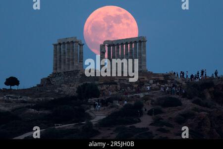 Sounion, Grèce. 3rd juin 2023. La pleine lune s'élève au-dessus de l'ancien temple de Poséidon au cap Sounion, à Sounion, en Grèce, sur 3 juin 2023. Crédit: Marios Lolos/Xinhua/Alamy Live News Banque D'Images