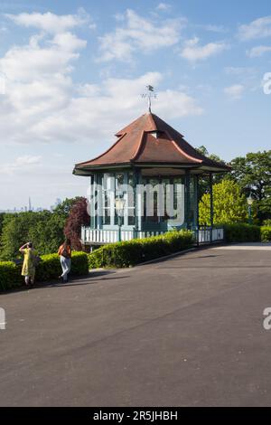 Personnes se détendant à côté de la Bandstand, Horniman Gardens, Forest Hill, Londres, SE23, Angleterre, Royaume-Uni Banque D'Images