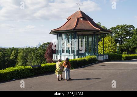 Une mère et sa fille marchant à côté du Bandstand, Horniman Gardens, Forest Hill, Londres, SE23, Angleterre, Royaume-Uni Banque D'Images