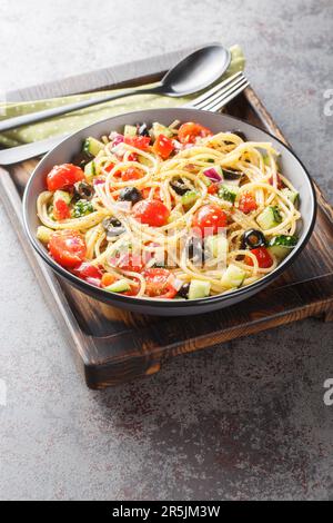 Salade de pâtes californiennes savoureuses et colorées avec légumes frais sur le bol de la table. Verticale Banque D'Images